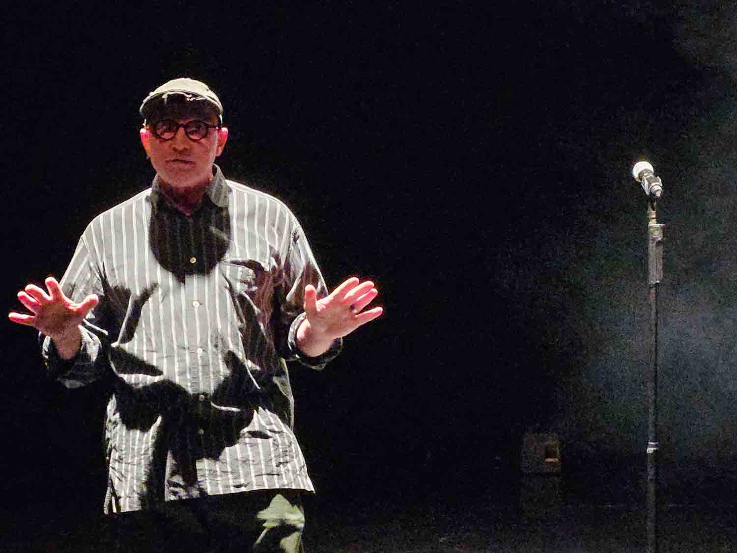 Simon McBurney inviting us to take a photo on our phones before putting the bloody things away
