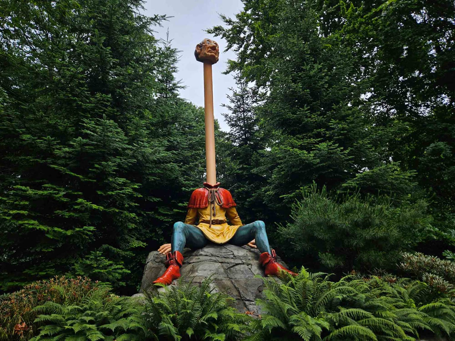 Long neck, one of the Six Servants.